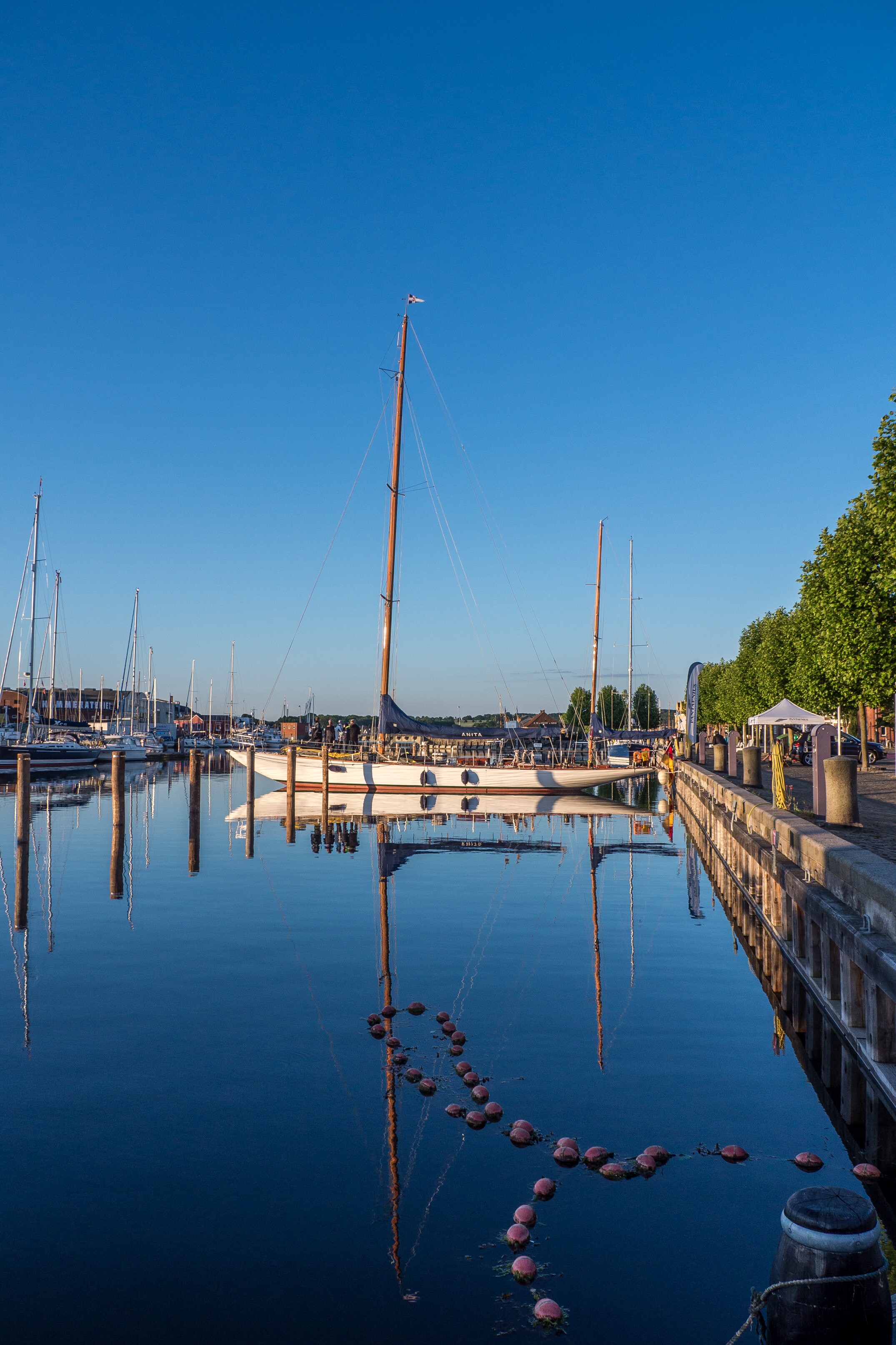 Der 12er "Anita" an seinem Liegeplatz in Kiel.