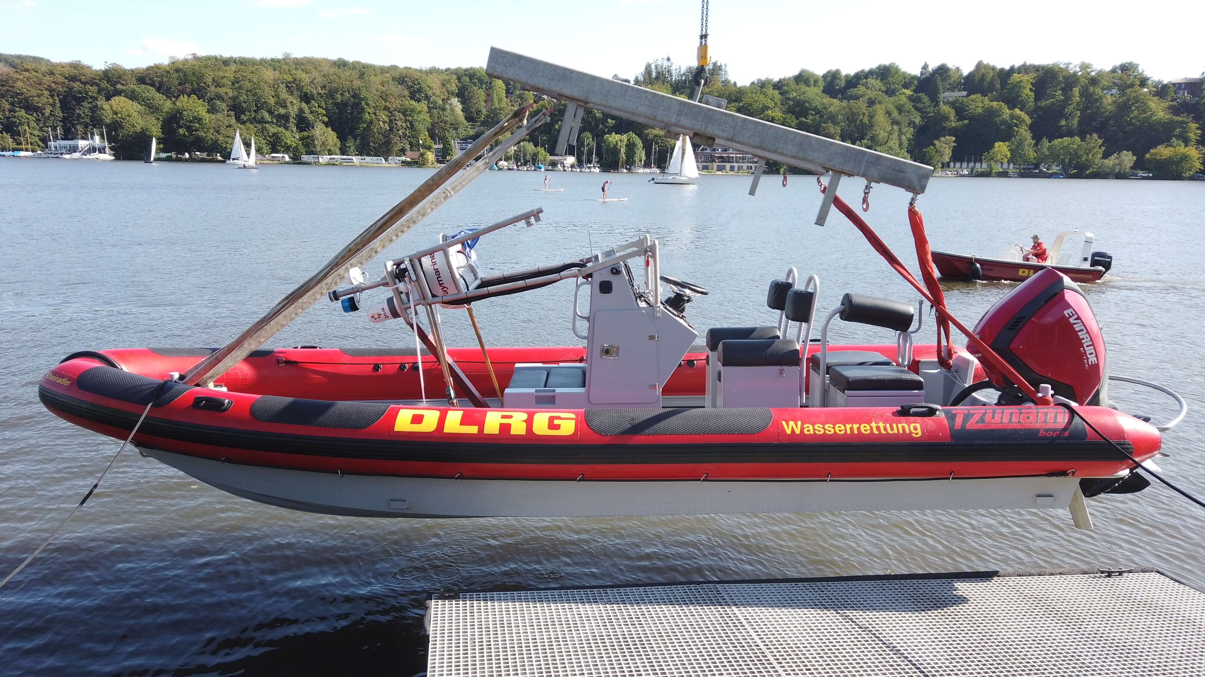 Auskranen des gro&szlig;en Bootes der DLRG Wesel.