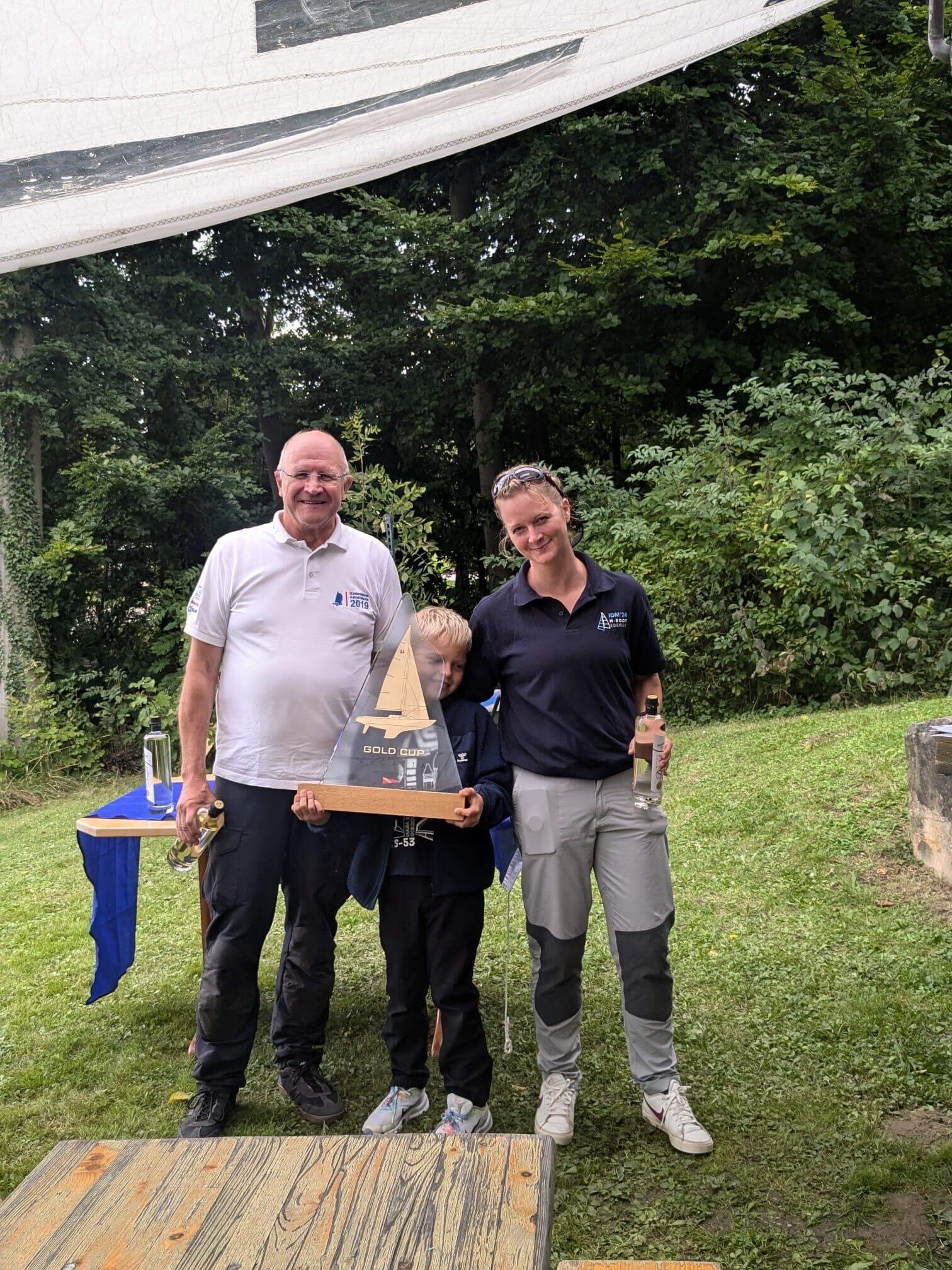 Christoph Zander, Flynn und Isabel Barie gewinnen den H-Boot Gold Cup am M&ouml;hnesee.