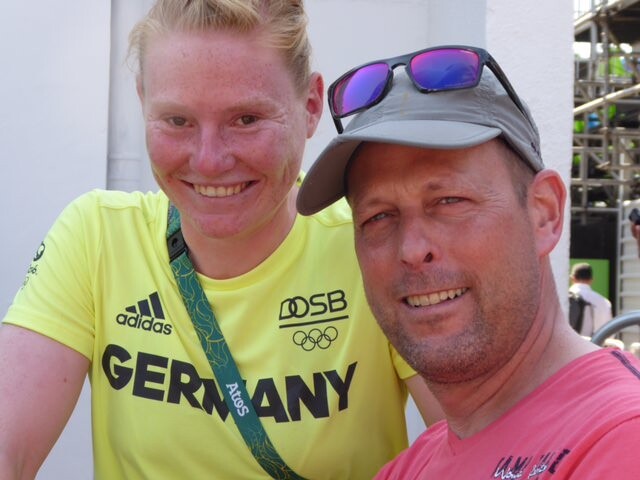 Ruderriege empf&auml;ngt Olympiateilnehmerin.