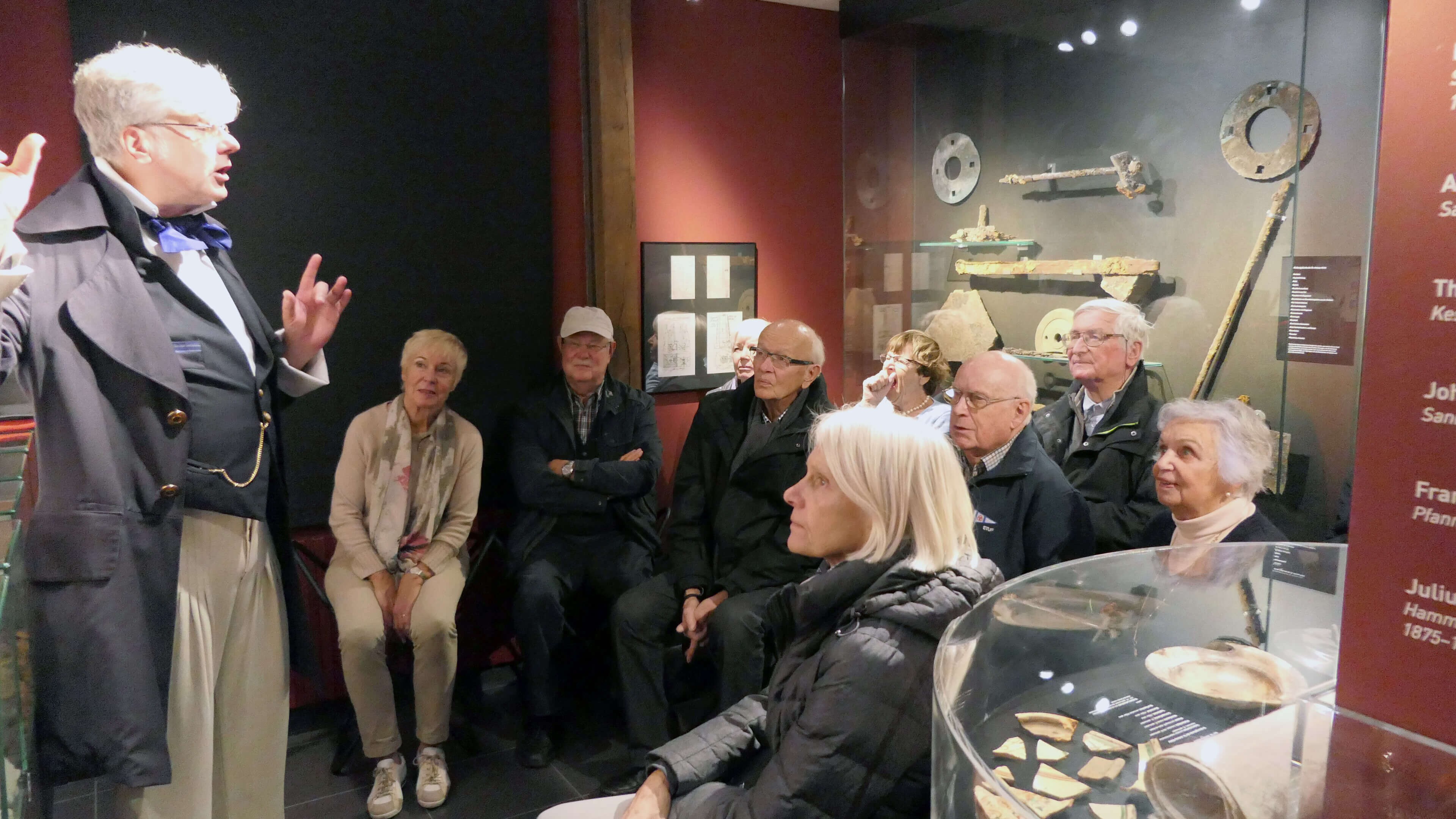 In zeitgem&auml;&szlig;er Kost&uuml;mierung erz&auml;hlte ein gut gelaunter Mitarbeiter des Museums die Geschichte der ersten Eisenschmelze im Ruhrgebiet.