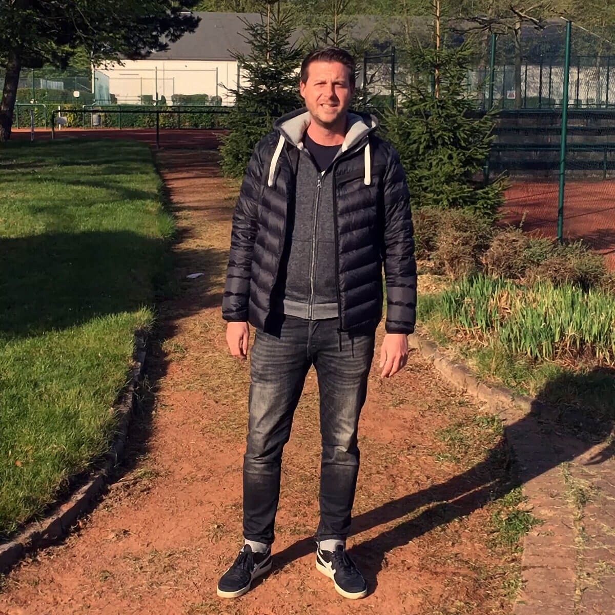 Daniel Sch&uuml;rmann gr&uuml;&szlig;t alle Tennisriegenmitglieder.