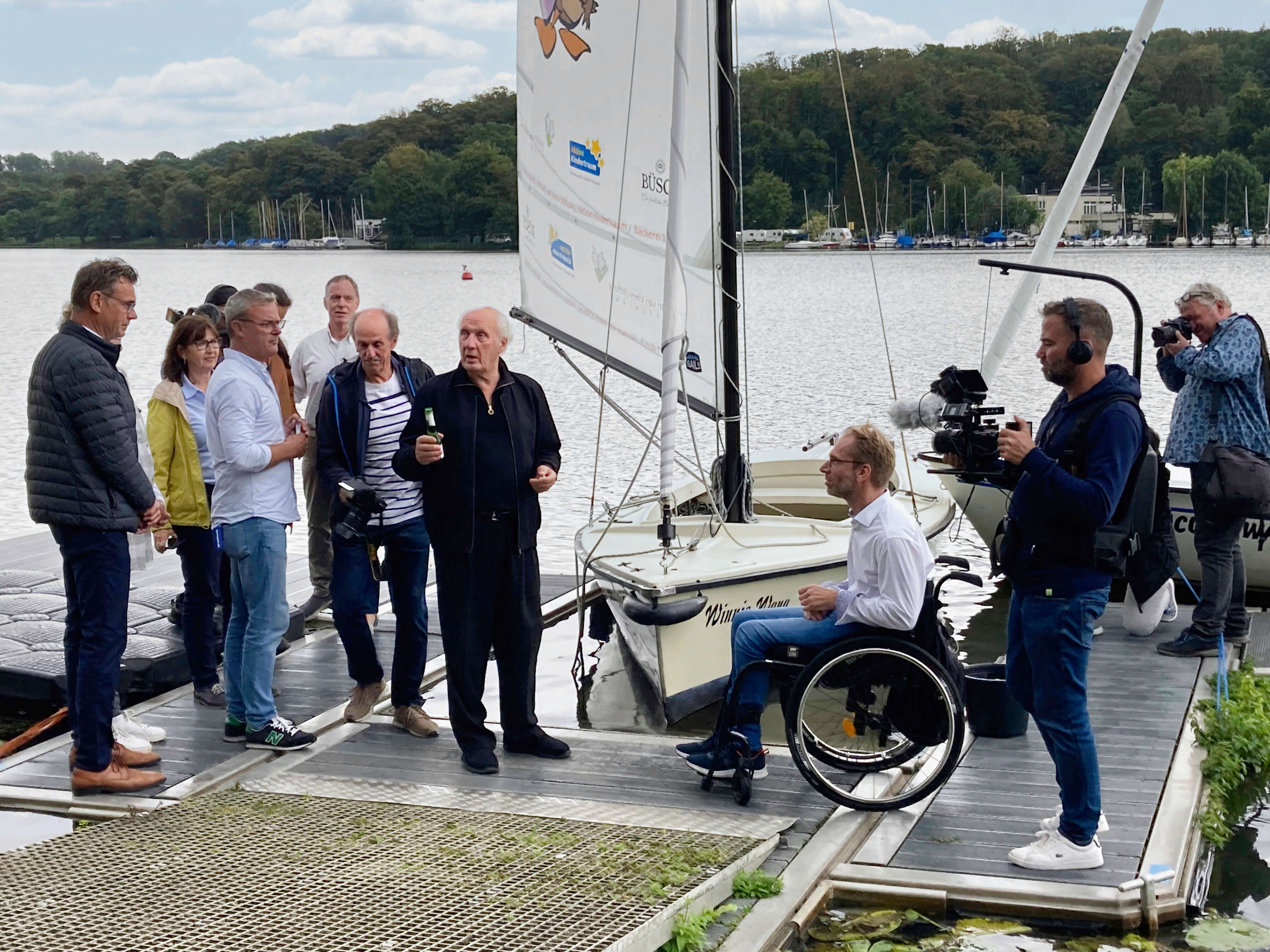Herman van Veen tauft ein neues Inklusionsboot, was mit Hilfe der Herman van Veen Stiftung angeschafft werden konnte.