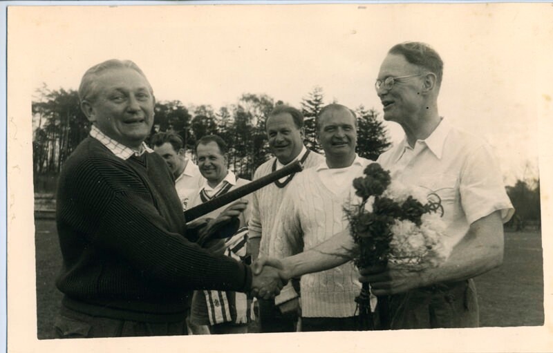 Harald Huffmann wird 1957 f&uuml;r sein 800. Hockeyspiel geehrt.