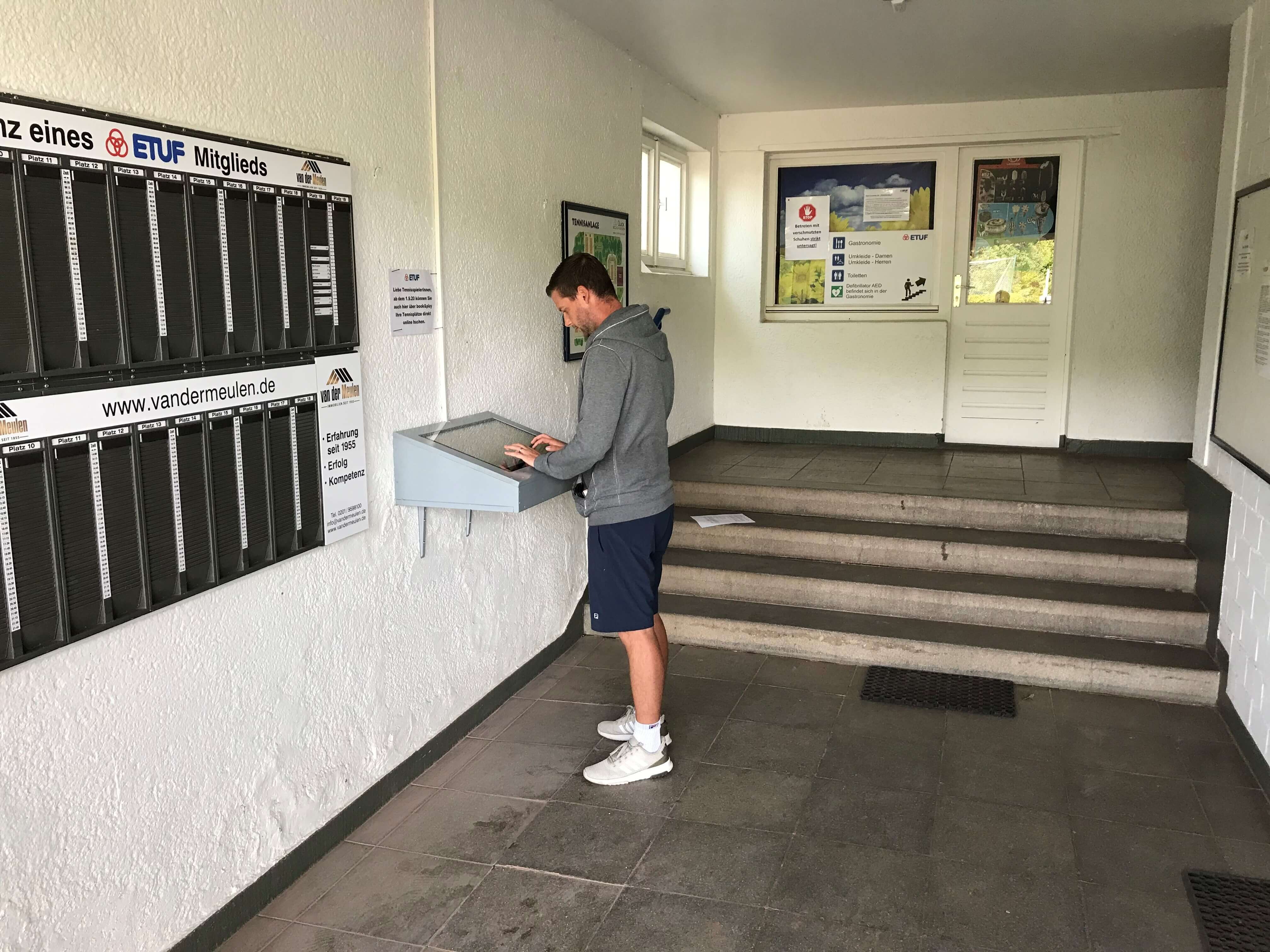 BookandPlay-Touchschreen am ETUF Tennishaus.